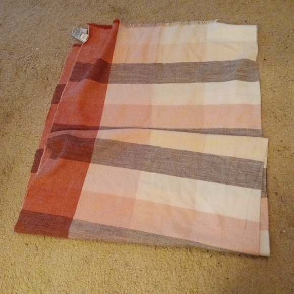 GORGEOUS NEW Gap 25"x82" Pink Plaid Tasseled Shawl/Wrap - Picture 5 of 5